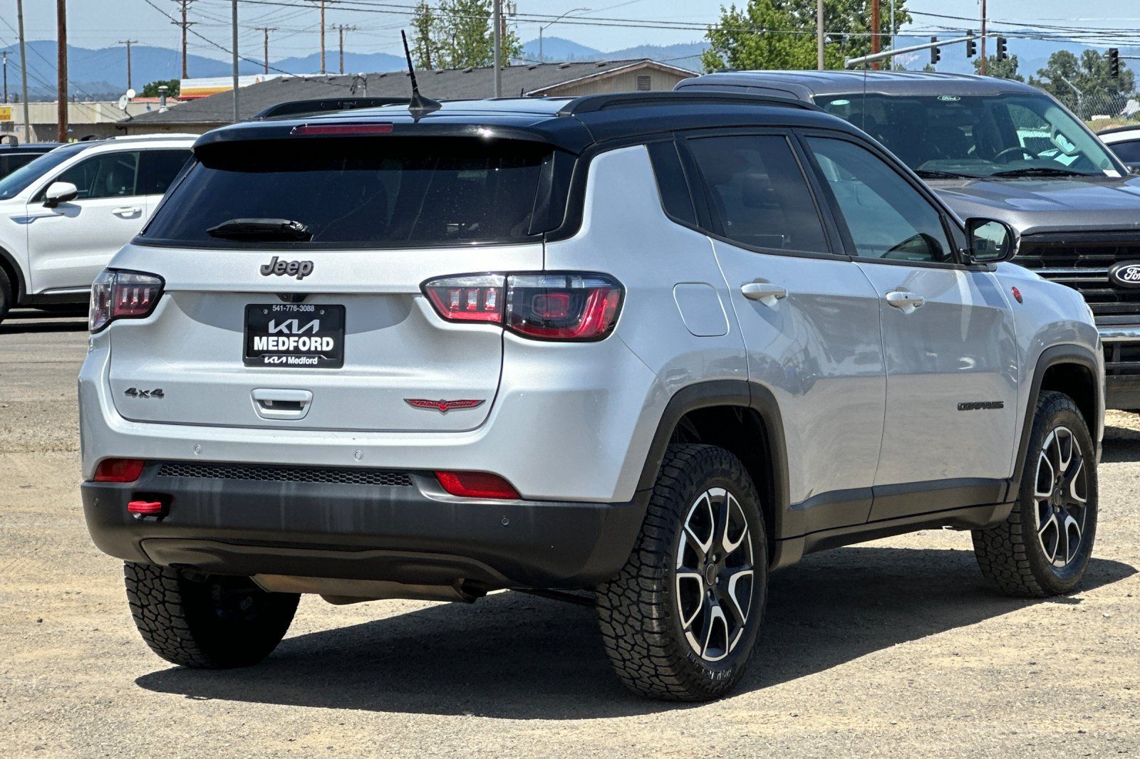 Used 2025 Jeep Compass Trailhawk AWD/4WD image 4