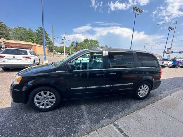 Used 2016 Chrysler Town & Country Touring FWD image 4
