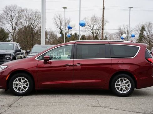 Used 2021 Chrysler Pacifica Touring-L image 4