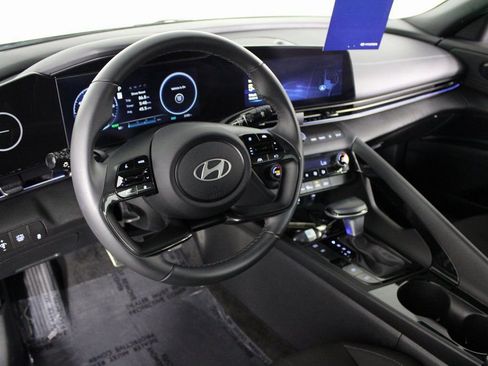 Certified 2025 Hyundai Elantra SEL image 17