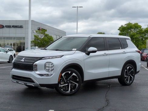 Used 2024 Mitsubishi Outlander SE FWD image 2