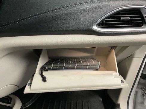 Used 2020 Chrysler Pacifica Limited FWD image 25