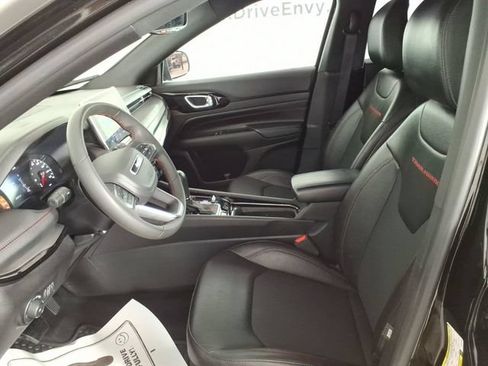 Used 2025 Jeep Compass Trailhawk AWD/4WD image 12