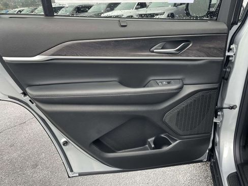 New 2025 Jeep Grand Cherokee L Limited w/ Luxury Tech Group II image 17