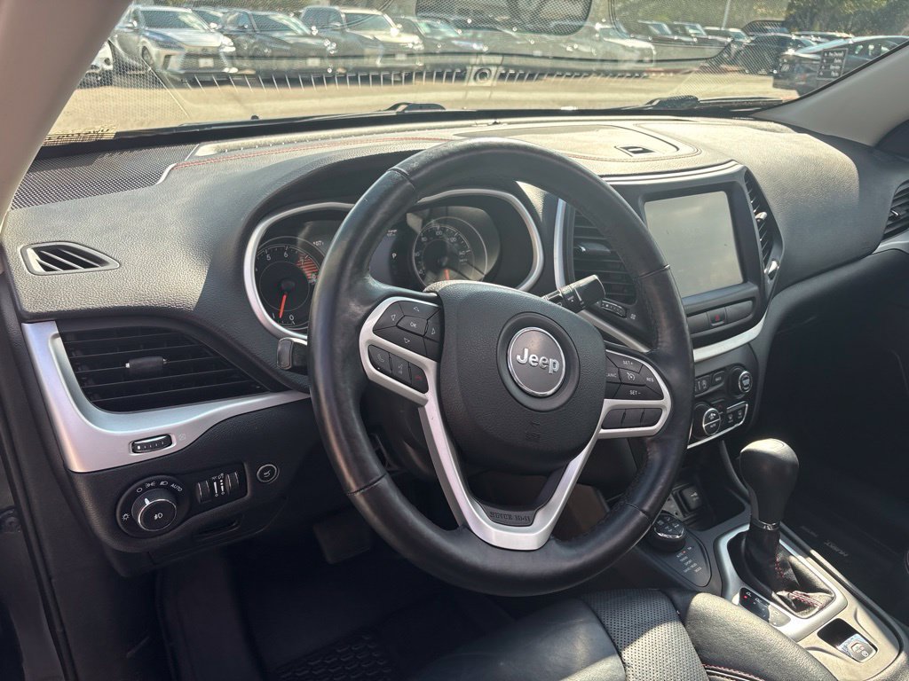 Used 2017 Jeep Cherokee Trailhawk AWD/4WD image 12