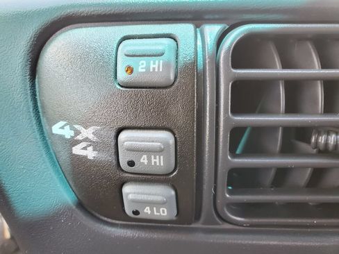 Used 2002 Chevrolet S10 Pickup LS w/ LS Preferred Equipment Group AWD/4WD image 20