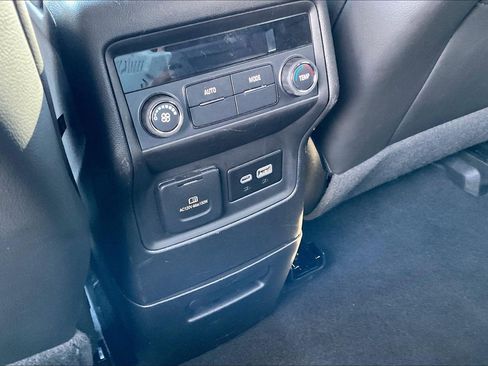 Used 2023 GMC Acadia SLT image 34