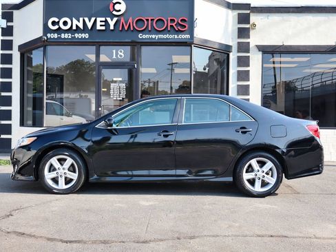 Used 2014 Toyota Camry SE w/ Moonroof Package FWD image 5