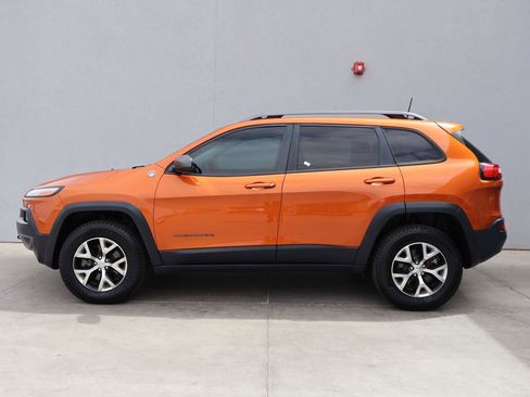 Used 2016 Jeep Cherokee Trailhawk w/ Cold Weather Group AWD/4WD image 2