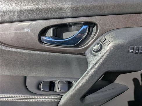 Used 2020 Nissan Rogue SV w/ Premium Package image 5