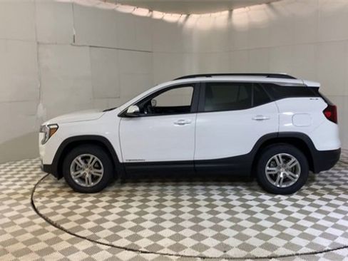 Used 2023 GMC Terrain SLE w/ Driver Convenience Package image 5