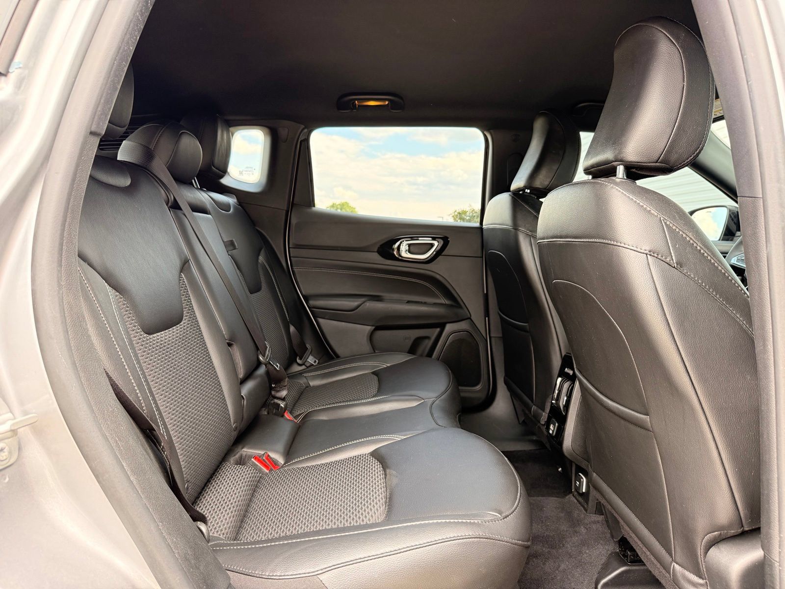 Used 2023 Jeep Compass Latitude AWD/4WD image 18