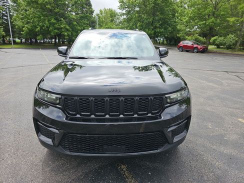 Used 2023 Jeep Grand Cherokee Limited w/ Black Appearance Package AWD/4WD image 9
