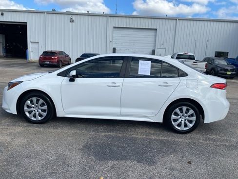 Used 2022 Toyota Corolla LE image 3