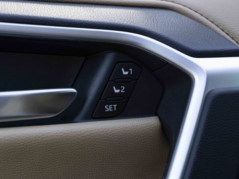 Used 2025 Toyota RAV4 Limited image 38