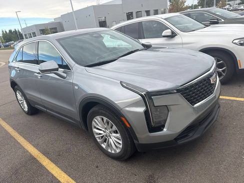 Used 2024 Cadillac XT4 Luxury w/ Cold Weather Package FWD image 3