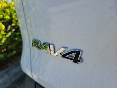 Used 2020 Toyota RAV4 XLE w/ Convenience Package FWD image 31