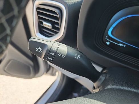 Certified 2025 Hyundai Venue SEL image 21