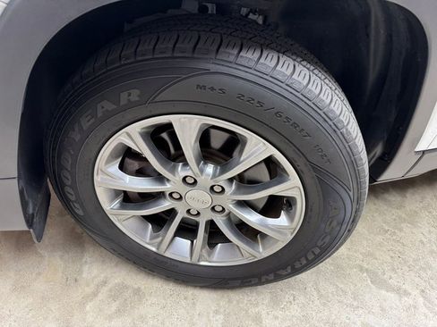 Used 2020 Jeep Cherokee Latitude Plus w/ Cold Weather Group image 29