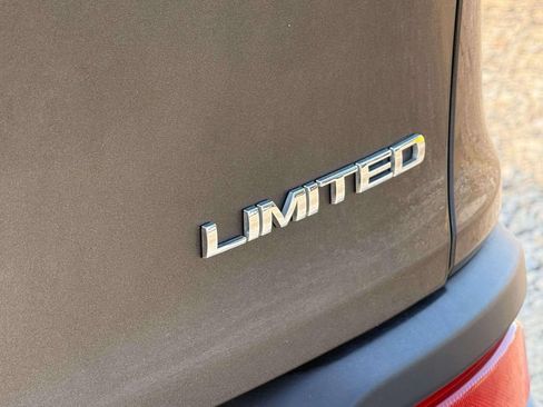 Used 2014 Jeep Cherokee Limited w/ Luxury Group AWD/4WD image 11