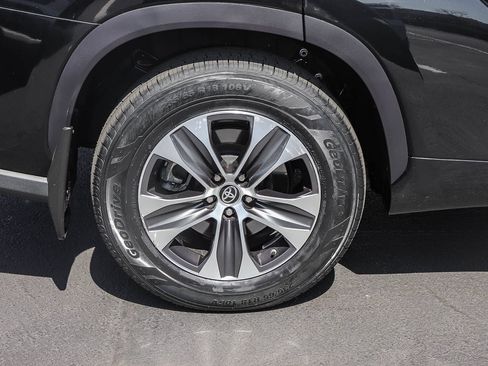 Used 2022 Toyota Highlander XLE AWD/4WD image 9