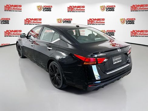 Certified 2019 Nissan Altima 2.0 Platinum FWD image 2