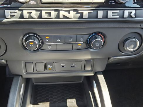 Used 2025 Nissan Frontier SV image 16