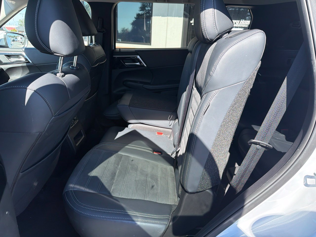 Used 2024 Mitsubishi Outlander SE Black Edition FWD image 5