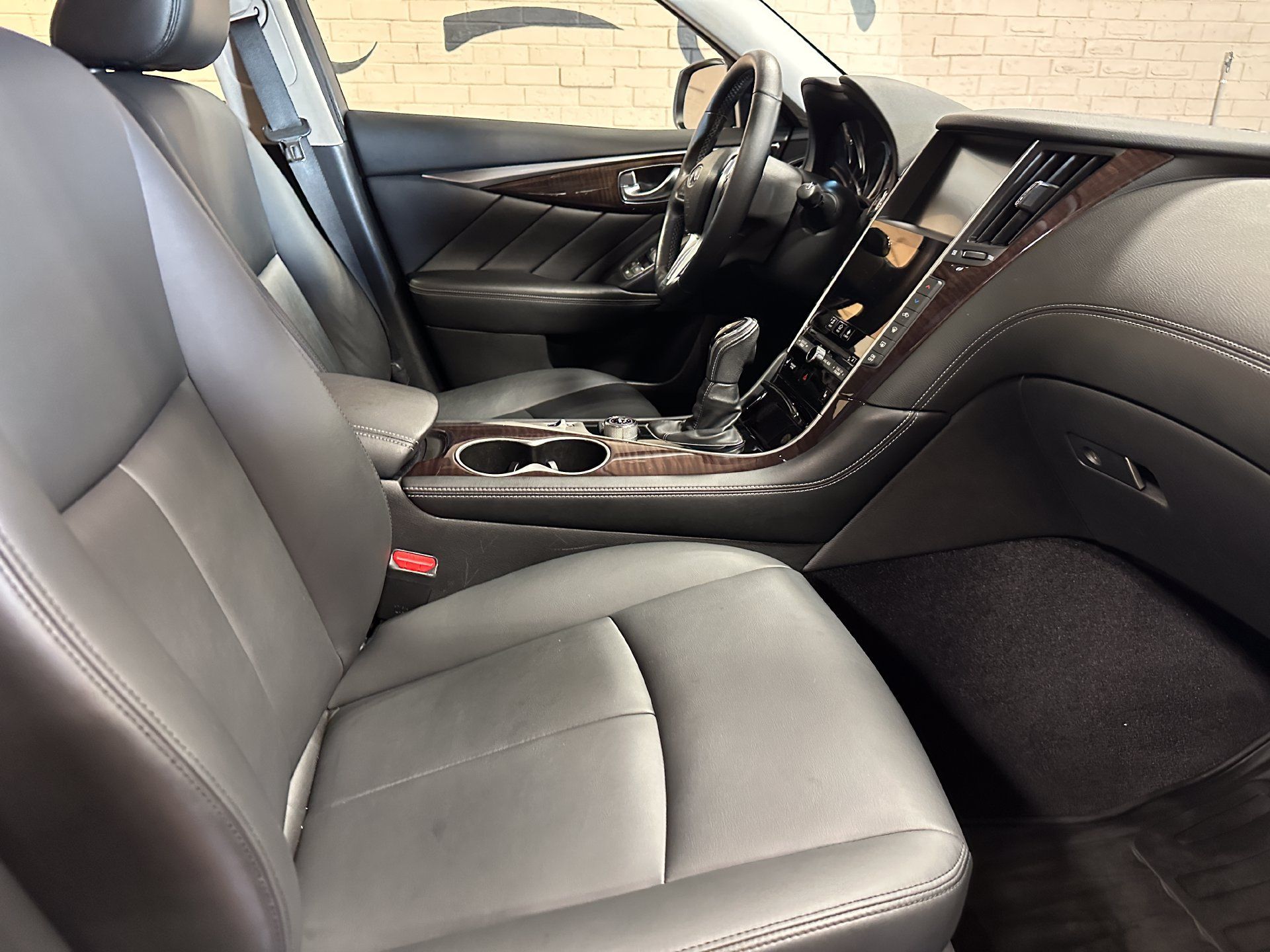 Used 2018 INFINITI Q50 Luxe w/ Essential Package (3.0T Luxe) AWD/4WD image 18