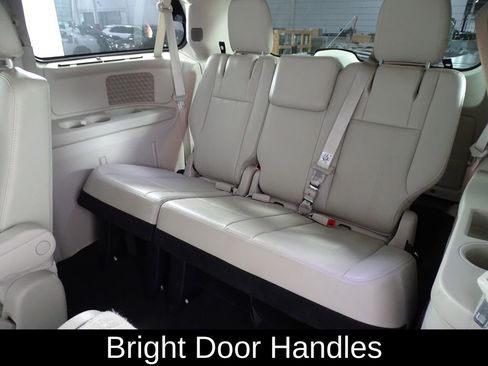 Used 2014 Chrysler Town & Country Touring-L w/ Driver Convenience Group image 11