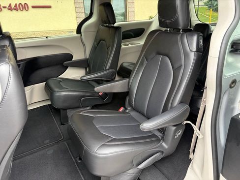 Used 2024 Chrysler Pacifica Touring-L FWD image 12