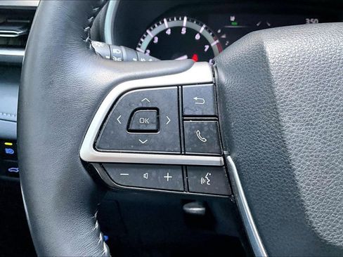 Used 2022 Toyota Highlander XLE AWD/4WD image 11