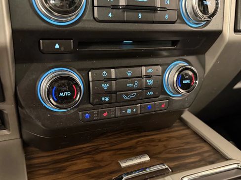 Used 2018 Ford F150 Lariat w/ Equipment Group 502A Luxury AWD/4WD image 28