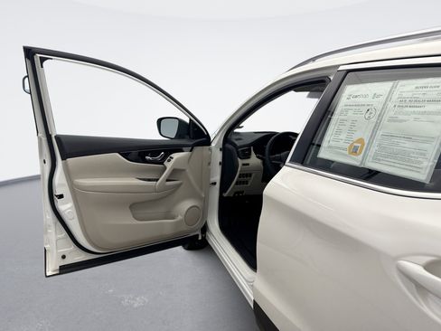 Used 2020 Nissan Rogue Sport SV image 9