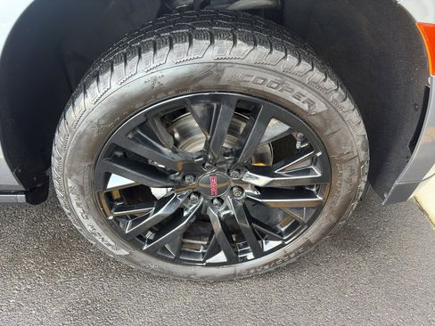 Used 2022 GMC Yukon Denali w/ Denali Premium Package image 9