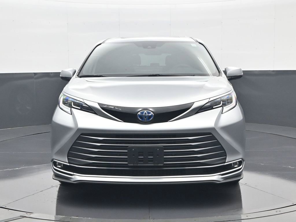 Used 2025 Toyota Sienna Limited AWD/4WD image 3