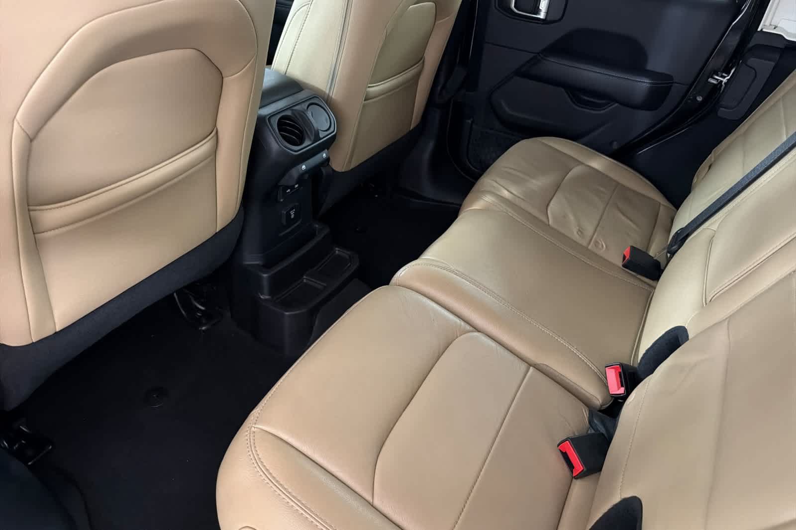 Used 2018 Jeep Wrangler Unlimited Sahara AWD/4WD image 4