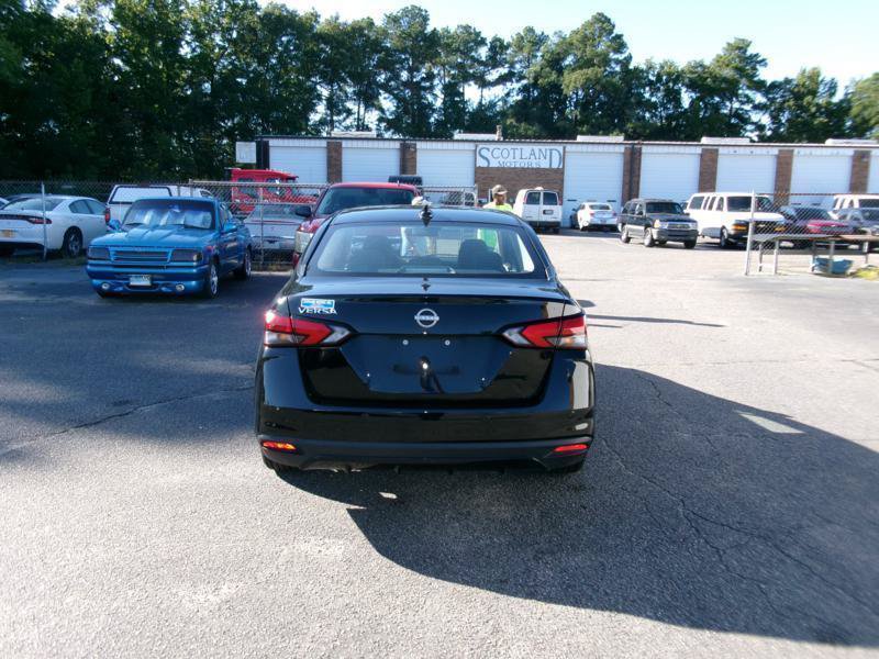 Used 2025 Nissan Versa SV FWD image 9