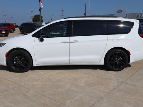 Used 2025 Chrysler Pacifica Limited FWD image 8