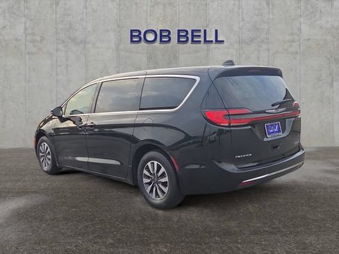 Used 2023 Chrysler Pacifica Touring-L FWD image 3