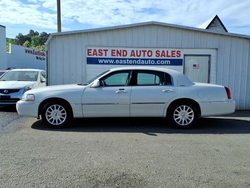 Used 2006 Lincoln Town Car Signature image 2