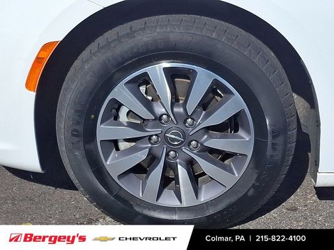 Used 2023 Chrysler Pacifica Touring-L FWD image 10