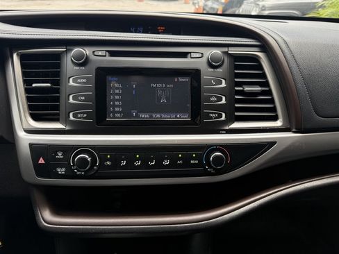 Used 2019 Toyota Highlander LE FWD image 26