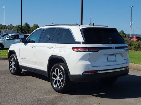 Used 2024 Jeep Grand Cherokee Limited RWD image 3
