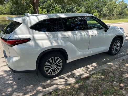 Used 2022 Toyota Highlander Platinum AWD/4WD image 3