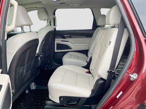 Used 2024 Kia Telluride EX w/ EX Captain's Chair Package image 26