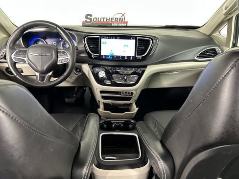 Used 2024 Chrysler Pacifica Touring-L FWD image 17