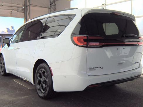 Used 2024 Chrysler Pacifica Premium image 6
