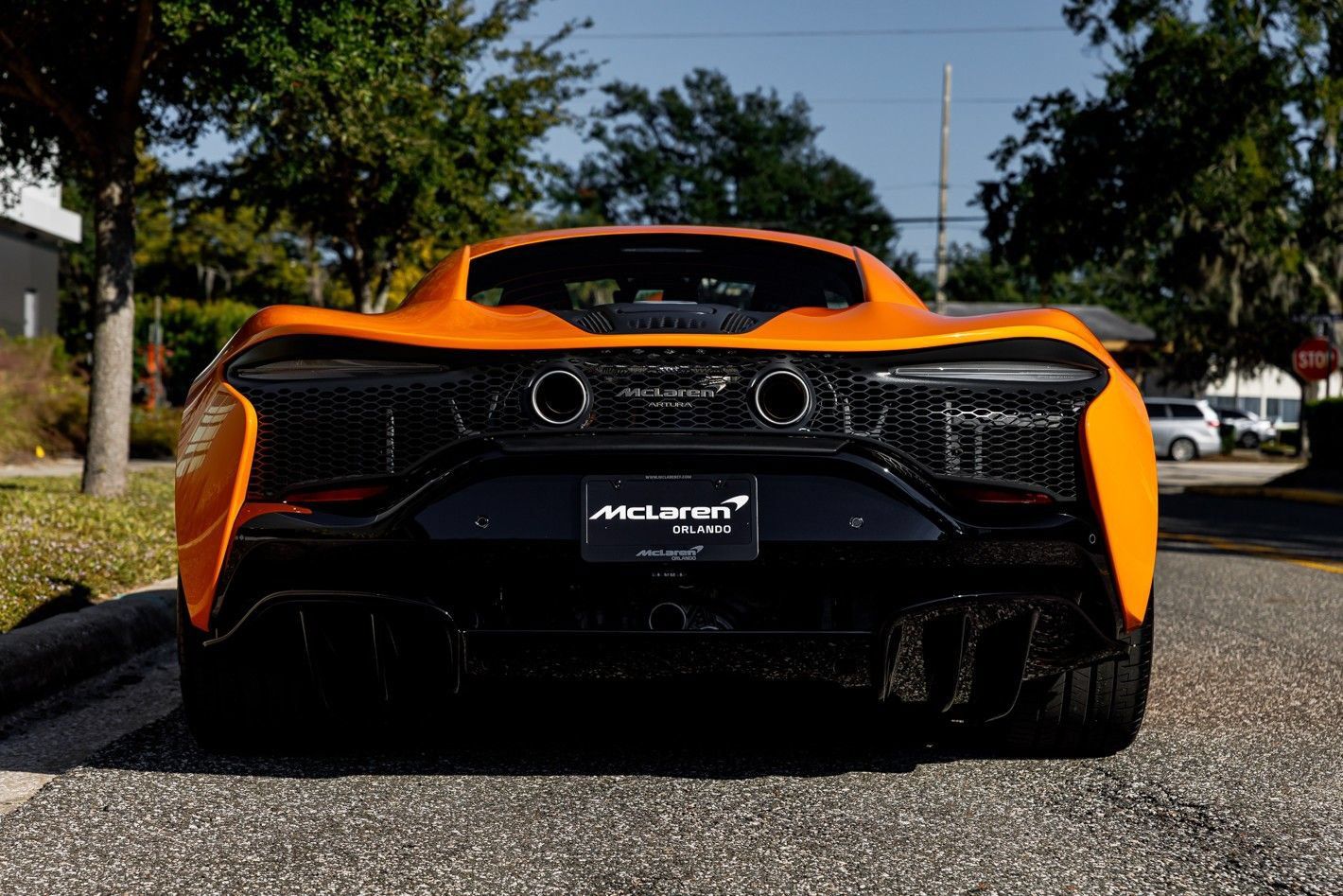Used 2025 McLaren Artura RWD image 12
