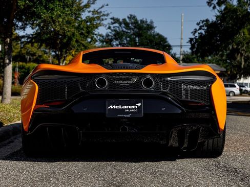 Used 2025 McLaren Artura RWD image 12